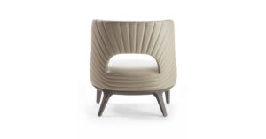 Reina fauteuil design haut de gamme par Vittoria Frigerio, avec base en bois massif et dossier brodé à ouverture demi-lune. Élégance italienne et confort intemporel. Disponible chez D-Style Interior.
