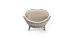 Reina fauteuil design haut de gamme par Vittoria Frigerio, avec base en bois massif et dossier brodé à ouverture demi-lune. Élégance italienne et confort intemporel. Disponible chez D-Style Interior.