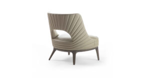 Reina fauteuil design haut de gamme par Vittoria Frigerio, avec base en bois massif et dossier brodé à ouverture demi-lune. Élégance italienne et confort intemporel. Disponible chez D-Style Interior.