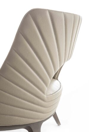 Reina fauteuil design haut de gamme par Vittoria Frigerio, avec base en bois massif et dossier brodé à ouverture demi-lune. Élégance italienne et confort intemporel. Disponible chez D-Style Interior.