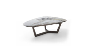Savini table basse associe une base trapézoïdale en bois massif à un plateau en marbre assorti. Design sculptural et luxueux. Disponible chez D-Style Interior.