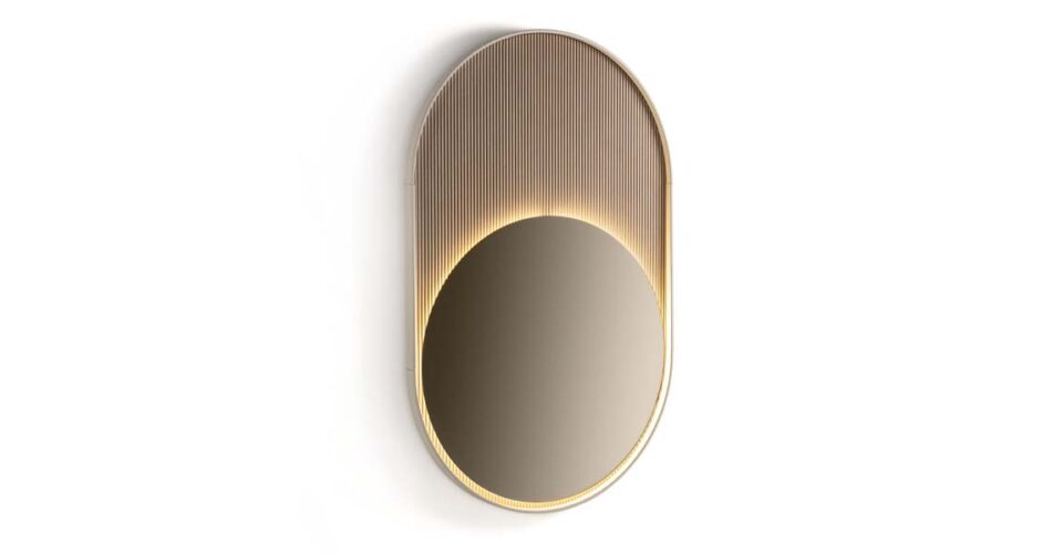 Miani miroir design haut de gamme par Vittoria Frigerio, avec verre bronze, cadre cuir et éclairage LED. Disponible chez D-Style Interior.
