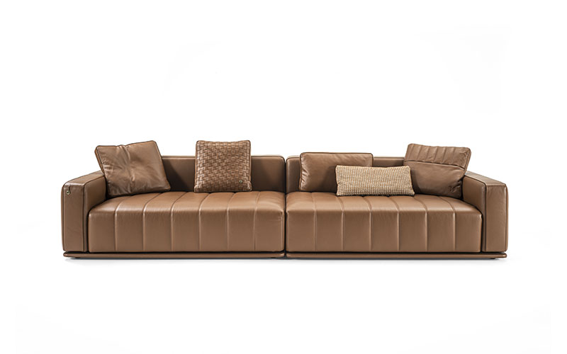 Brivio canapé design haut de gamme par Vittoria Frigerio, aux lignes contemporaines et finitions luxueuses. Disponible chez D-Style Interior.