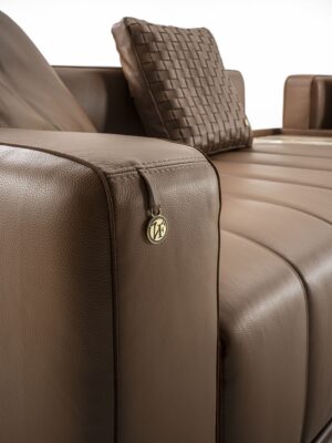 Brivio canapé design haut de gamme par Vittoria Frigerio, aux lignes contemporaines et finitions luxueuses. Disponible chez D-Style Interior.