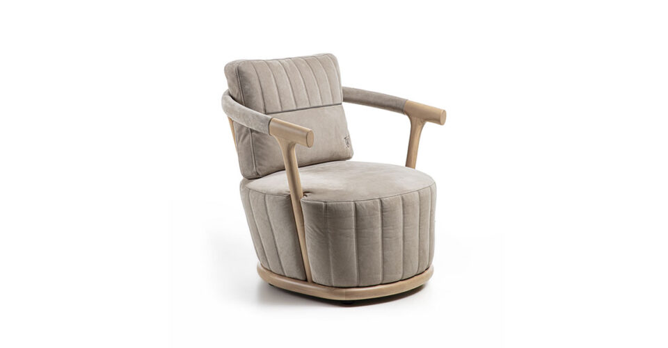 Mora fauteuil design haut de gamme en bois et tissu par Vittoria Frigerio, alliant élégance italienne et confort raffiné. Disponible chez D-Style Interior.