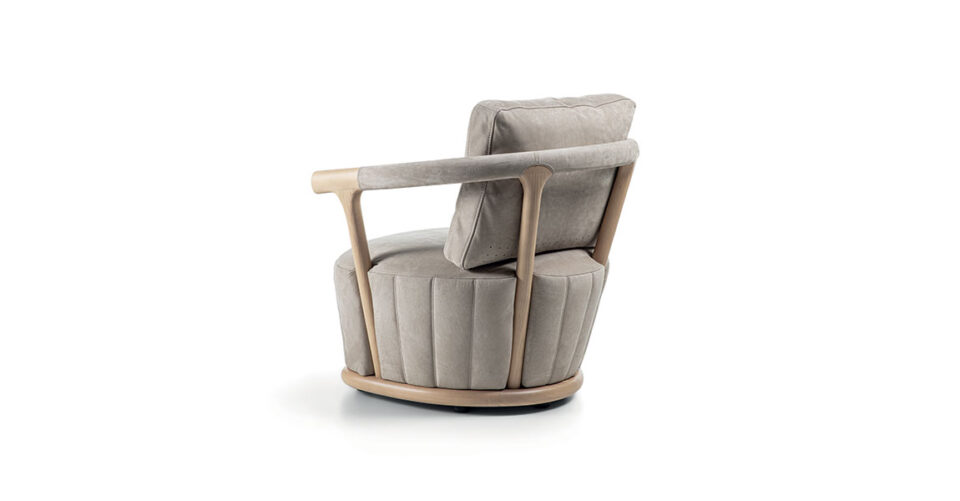 Mora fauteuil design haut de gamme en bois et tissu par Vittoria Frigerio, alliant élégance italienne et confort raffiné. Disponible chez D-Style Interior.