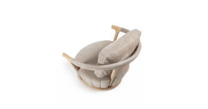 Mora fauteuil design haut de gamme en bois et tissu par Vittoria Frigerio, alliant élégance italienne et confort raffiné. Disponible chez D-Style Interior.