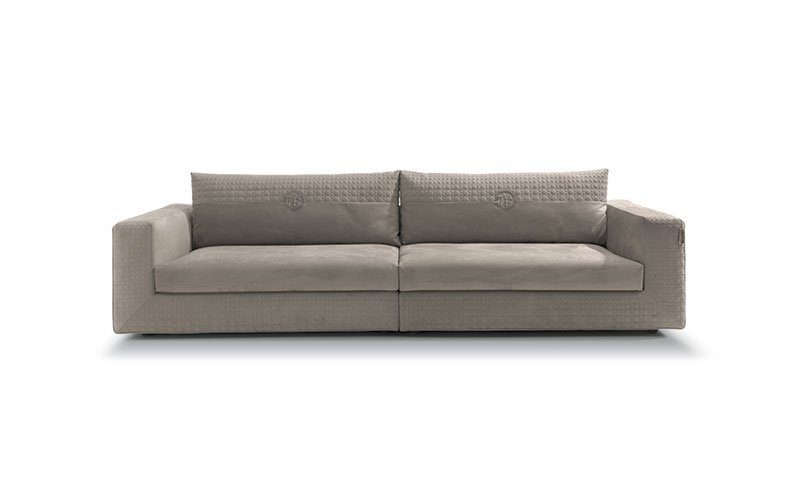 Appiani canapé design haut de gamme par Vittoria Frigerio au style contemporain et raffiné, avec matelassage dégradé et structure modulaire. Disponible chez D-Style Interior.