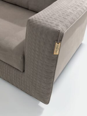 Appiani canapé design haut de gamme par Vittoria Frigerio au style contemporain et raffiné, avec matelassage dégradé et structure modulaire. Disponible chez D-Style Interior.