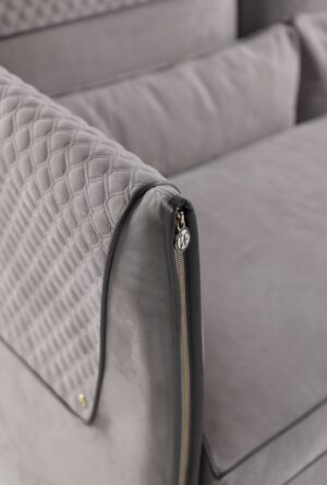 Clivio canapé design haut de gamme par Vittoria Frigerio au style contemporain et raffiné, avec détails dorés et finitions artisanales d’exception. Disponible chez D-Style Interior.