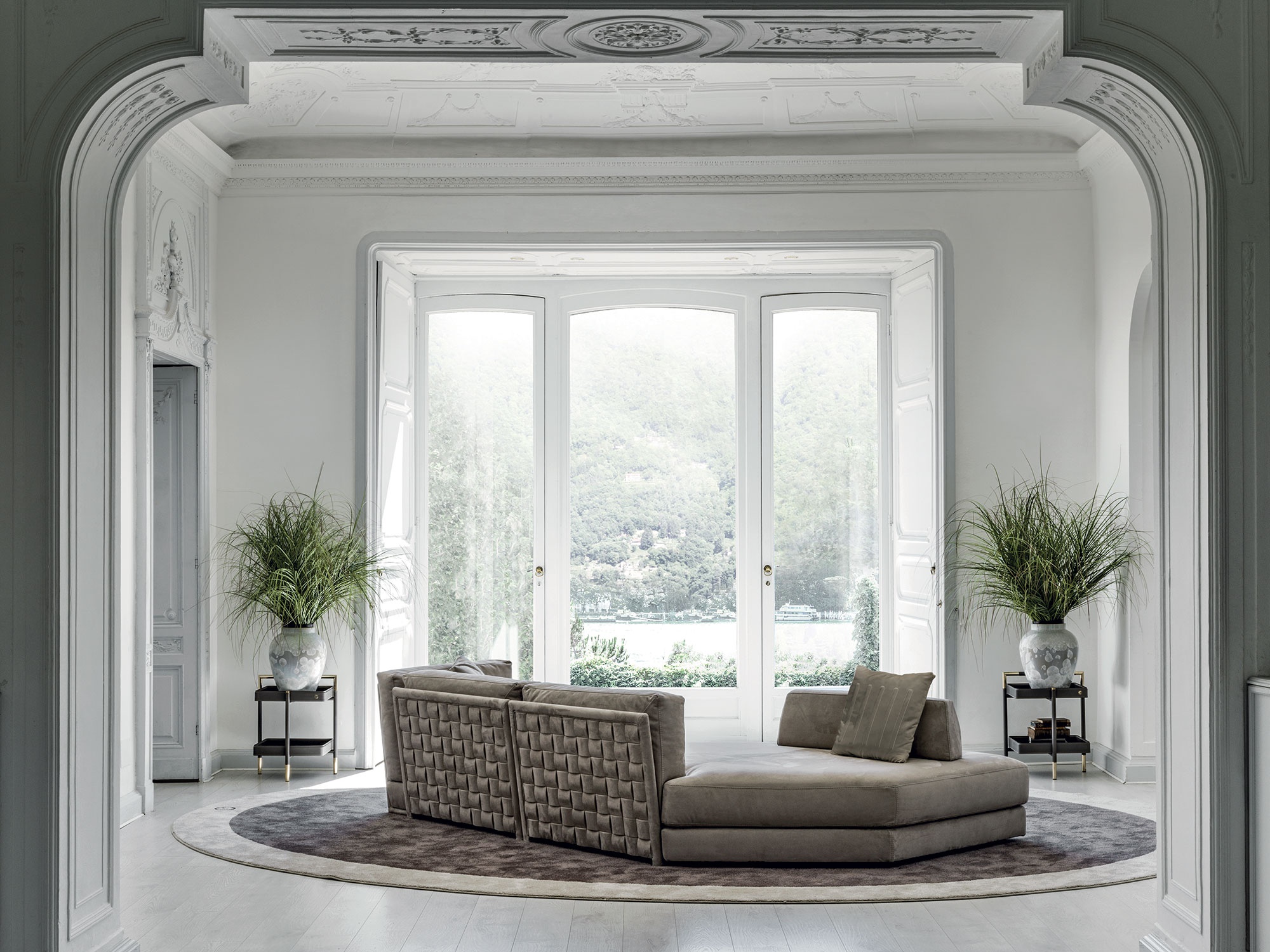 Durini Lux canapé design haut de gamme par Vittoria Frigerio, un canapé modulable aux lignes géométriques et tressage artisanal unique. Disponible chez D-Style Interior.