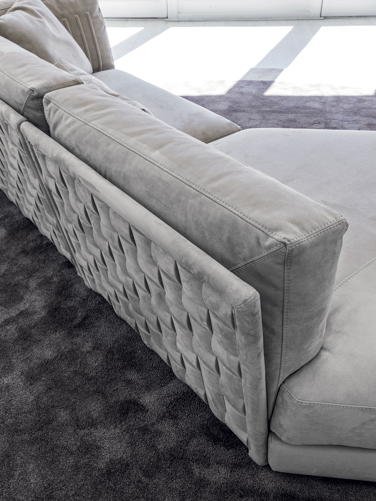 Durini Lux canapé design haut de gamme par Vittoria Frigerio, un canapé modulable aux lignes géométriques et tressage artisanal unique. Disponible chez D-Style Interior.