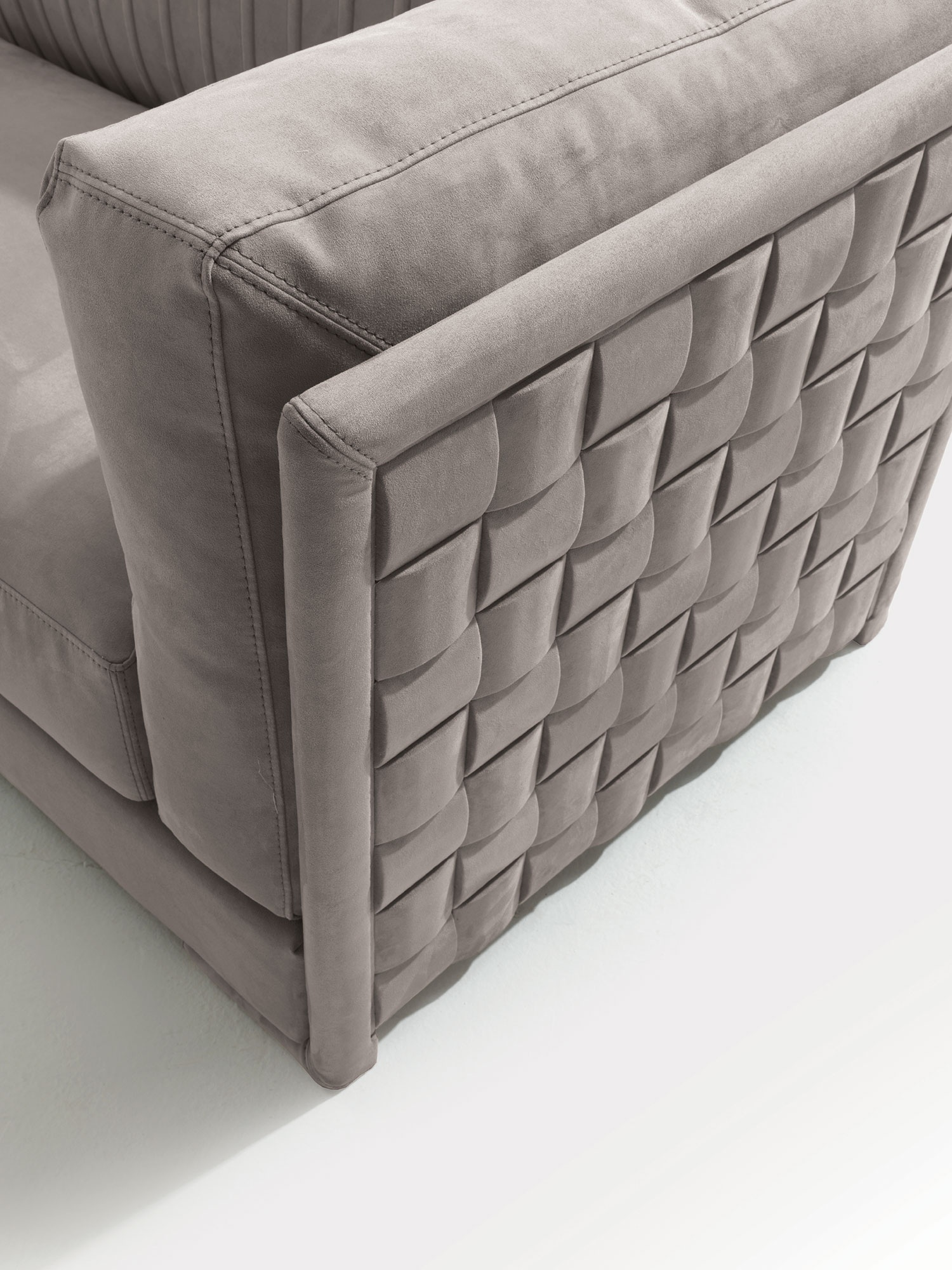 Durini Lux canapé design haut de gamme par Vittoria Frigerio, un canapé modulable aux lignes géométriques et tressage artisanal unique. Disponible chez D-Style Interior.