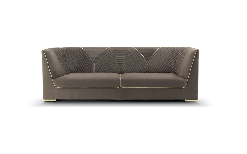 Ranieri canapé design haut de gamme par Vittoria Frigerio, un canapé raffiné aux lignes classiques et finitions dorées. Disponible chez D-Style Interior.