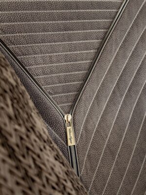 Ranieri canapé design haut de gamme par Vittoria Frigerio, un canapé raffiné aux lignes classiques et finitions dorées. Disponible chez D-Style Interior.