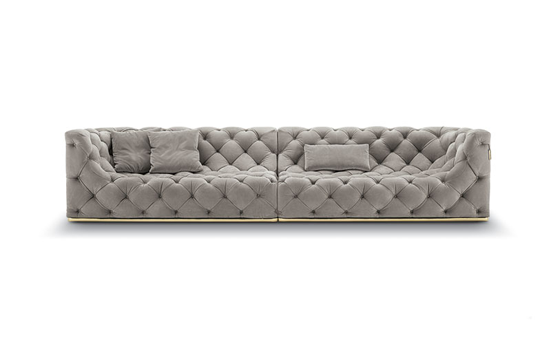 Caracciolo canapé design haut de gamme par Vittoria Frigerio, un canapé capitonné réalisé à la main au charme royal. Disponible chez D-Style Interior.