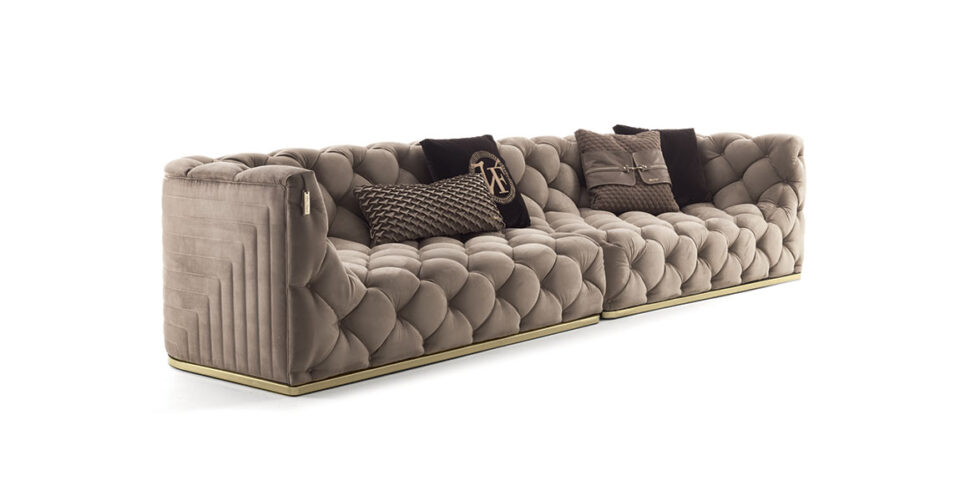 Caracciolo canapé design haut de gamme par Vittoria Frigerio, un canapé capitonné réalisé à la main au charme royal. Disponible chez D-Style Interior.