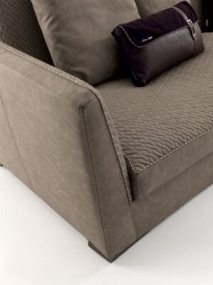 Visconti canapé design haut de gamme par Vittoria Frigerio au style élégant et modulable. Disponible chez D-Style Interior.