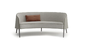 Poggi canapé de Vittoria Frigerio, un modèle compact au style raffiné, avec dossier matelassé et pieds en bois massif. Disponible chez D-Style Interior.