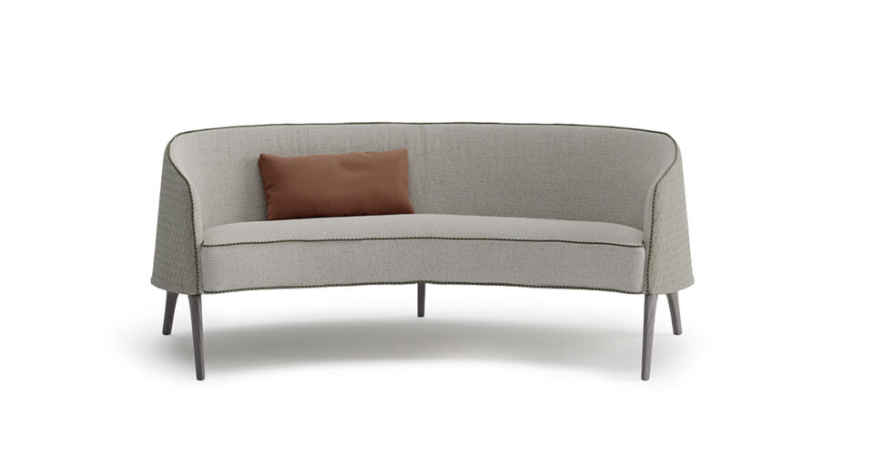 Poggi canapé de Vittoria Frigerio, un modèle compact au style raffiné, avec dossier matelassé et pieds en bois massif. Disponible chez D-Style Interior.