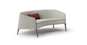 Poggi canapé de Vittoria Frigerio, un modèle compact au style raffiné, avec dossier matelassé et pieds en bois massif. Disponible chez D-Style Interior.