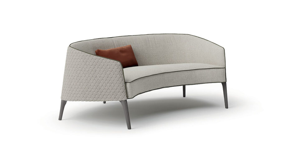 Poggi canapé de Vittoria Frigerio, un modèle compact au style raffiné, avec dossier matelassé et pieds en bois massif. Disponible chez D-Style Interior.