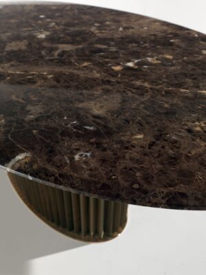 Colonna table design haut de gamme par Vittoria Frigerio, avec base monolithique sculptée et plateau ovale en marbre. Disponible chez D-Style Interior.