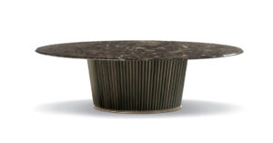 Colonna table design haut de gamme par Vittoria Frigerio, avec base monolithique sculptée et plateau ovale en marbre. Disponible chez D-Style Interior.