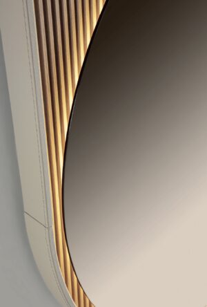Miani miroir design haut de gamme par Vittoria Frigerio, avec verre bronze, cadre cuir et éclairage LED. Disponible chez D-Style Interior.