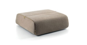 Cini pouf design haut de gamme par Vittoria Frigerio, avec matelassage raffiné et zip doré. Disponible chez D-Style Interior.