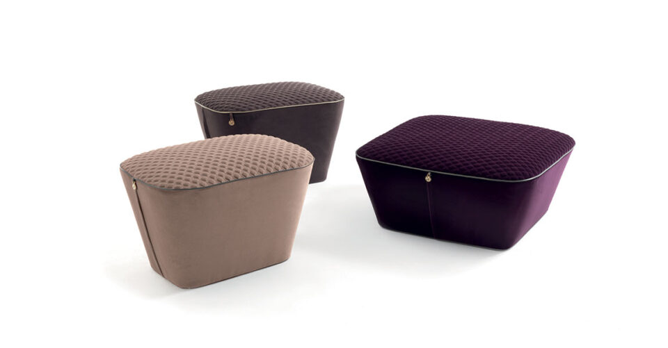 Dosi pouf de Vittoria Frigerio, forme évasée, matelassage élégant et finitions soignées. Disponible chez D-Style Interior.
