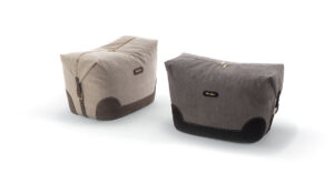 Bardi pouf design haut de gamme par Vittoria Frigerio avec détails couture, inserts en cuir et finitions luxueuses. Disponible chez D-Style Interior.