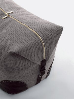 Bardi pouf design haut de gamme par Vittoria Frigerio avec détails couture, inserts en cuir et finitions luxueuses. Disponible chez D-Style Interior.