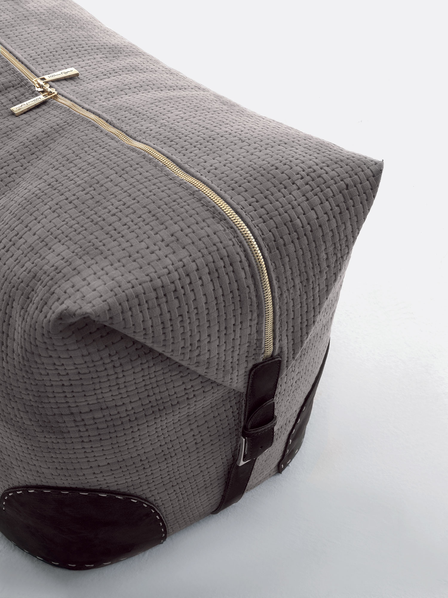 Bardi pouf design haut de gamme par Vittoria Frigerio avec détails couture, inserts en cuir et finitions luxueuses. Disponible chez D-Style Interior.