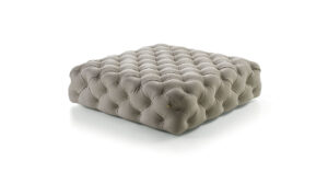 Cipriani pouf de Vittoria Frigerio présente une finition capitonnée luxueuse avec détails signature VF. Disponible chez D-Style Interior.