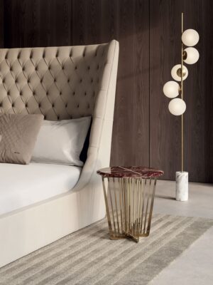 Alfieri table d’appoint en marbre avec base métallique sculpturale, signée Vittoria Frigerio. Élégance, lignes graphiques et finitions premium. Disponible chez D-Style Interior.