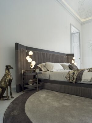 Araldo table d’appoint de luxe par Vittoria Frigerio, avec plateau bois ou verre et détails en cuir Cuoio. Élégante et fonctionnelle. Disponible chez D-Style Interior.