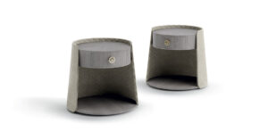 Contarini table de chevet de Vittoria Frigerio, un meuble de luxe avec matelassage fin et poignée logo VF. Disponible chez D-Style Interior.