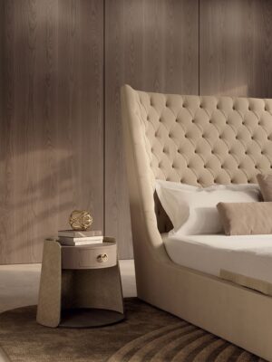 Contarini table de chevet de Vittoria Frigerio, un meuble de luxe avec matelassage fin et poignée logo VF. Disponible chez D-Style Interior.