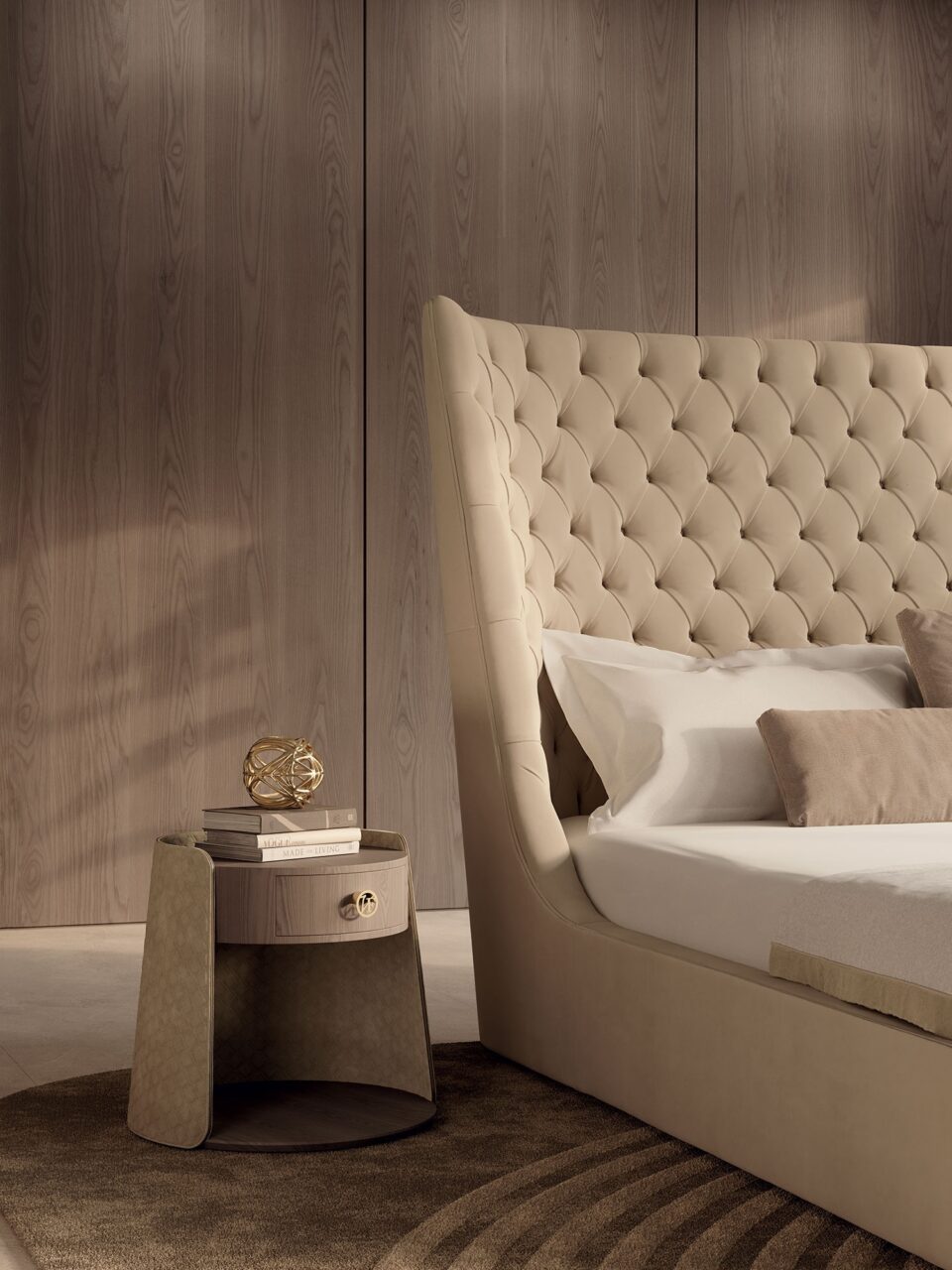 Contarini table de chevet de Vittoria Frigerio, un meuble de luxe avec matelassage fin et poignée logo VF. Disponible chez D-Style Interior.