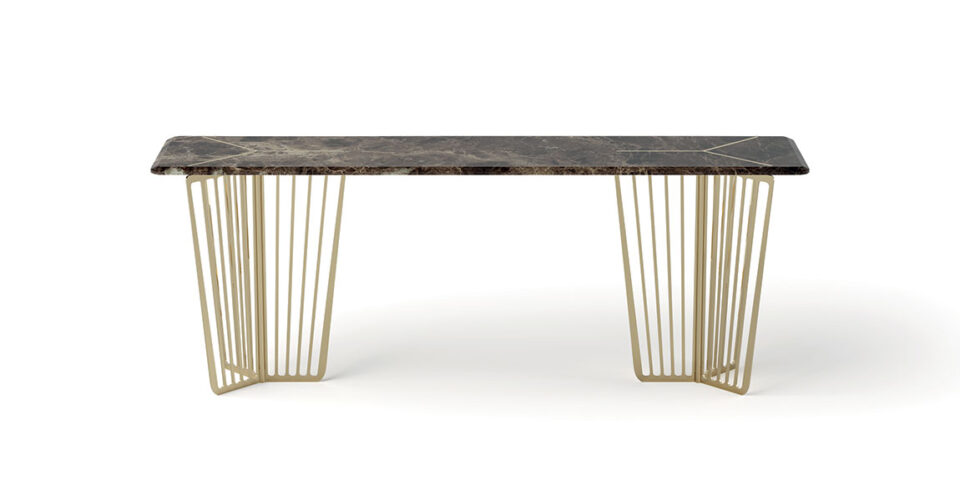 Alfieri console haut de gamme par Vittoria Frigerio avec base métallique sculpturale et plateau en marbre élégant. Disponible chez D-Style Interior.