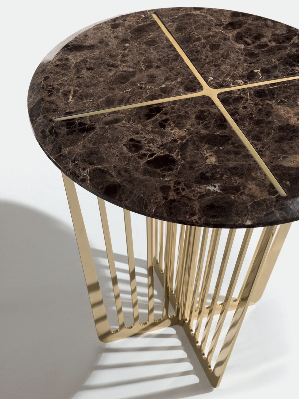 Alfieri table basse combine une base métallique ajourée et un plateau en marbre avec incrustation. Design sculptural et haut de gamme. Disponible chez D-Style Interior.