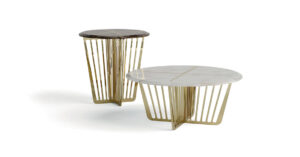 Alfieri table basse combine une base métallique ajourée et un plateau en marbre avec incrustation. Design sculptural et haut de gamme. Disponible chez D-Style Interior.