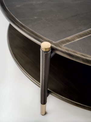 Araldo table basse design haut de gamme en cuir cuoio, bois laqué Bronze Patiné et inserts en grès effet marbre. Disponible chez D-Style Interior.