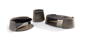 Contarini table basse de Vittoria Frigerio avec structure en cuir ou tissu, plateau en marbre et finitions haut de gamme. Disponible chez D-Style Interior.