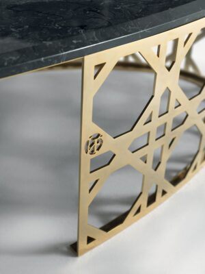 Este table basse design haut de gamme avec base métallique découpée au laser et plateau en marbre. Disponible chez D-Style Interior.