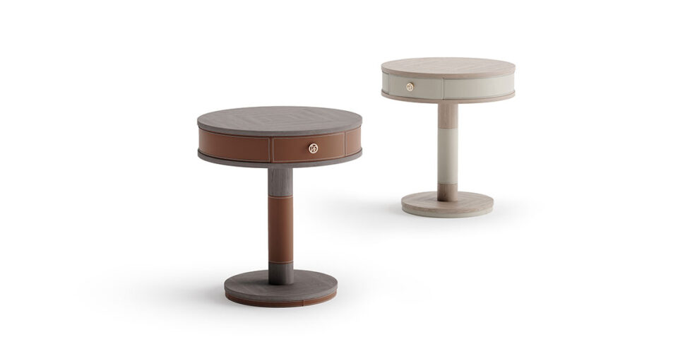 Salis table d’appoint haut de gamme en bois et cuir avec tiroir intégré, finitions personnalisables et poignée logo VF. Disponible chez D-Style Interior.