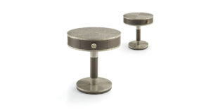 Salis table d’appoint haut de gamme en bois et cuir avec tiroir intégré, finitions personnalisables et poignée logo VF. Disponible chez D-Style Interior.