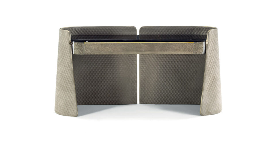 Contarini console de Vittoria Frigerio, un meuble d’exception avec quilting luxueux, marbre raffiné et nombreuses finitions. Disponible chez D-Style Interior.