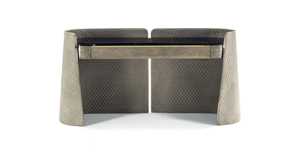 Contarini console de Vittoria Frigerio, un meuble d’exception avec quilting luxueux, marbre raffiné et nombreuses finitions. Disponible chez D-Style Interior.